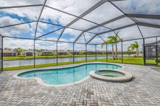 4943 Sienna Isles Ave in Wimauma, FL - Building Photo - Building Photo