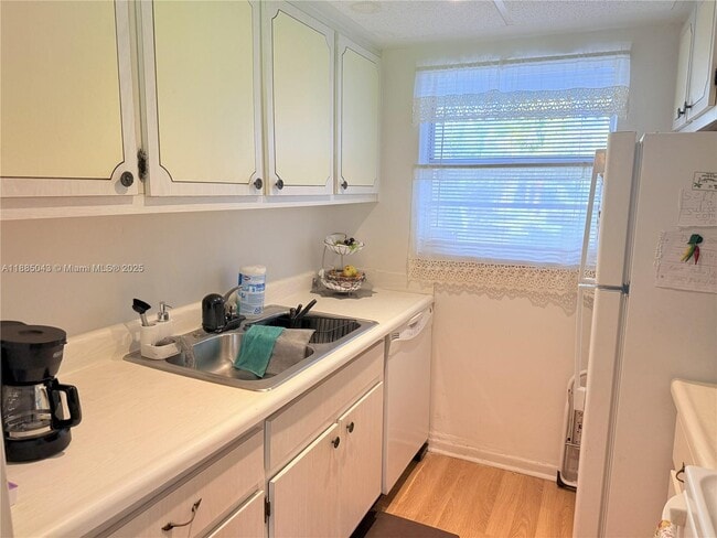 7580 SW 82nd St in Miami, FL - Building Photo - Building Photo