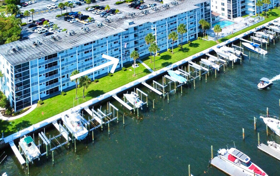 108 Paradise Harbour Blvd in North Palm Beach, FL - Foto de edificio