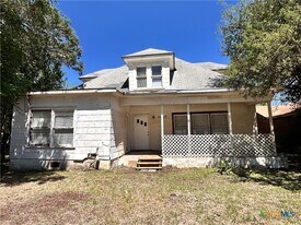 1010 Academy St in San Marcos, TX - Building Photo