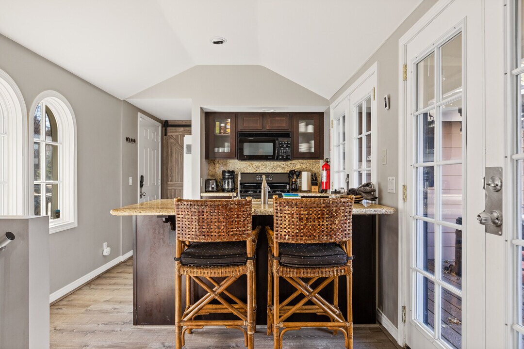 590 Oak Knoll Cir in Green Valley Lake, CA - Building Photo