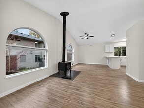 5502 NE 10th St in Renton, WA - Building Photo - Building Photo