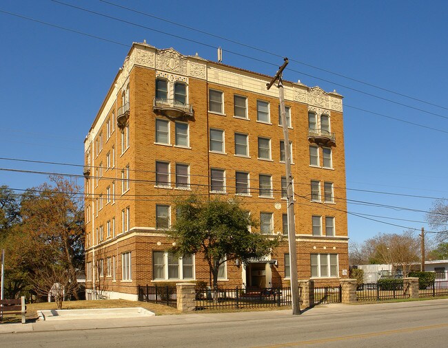 San Pedro Arms Apartments in San Antonio, TX - Foto de edificio - Building Photo