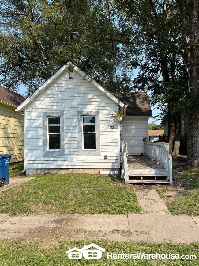 property at 905 SE 9th St