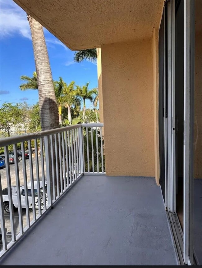 1341 SE 3rd Ave in Dania Beach, FL - Building Photo - Building Photo