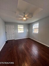 614 Midlake Dr NE in Knoxville, TN - Foto de edificio - Building Photo