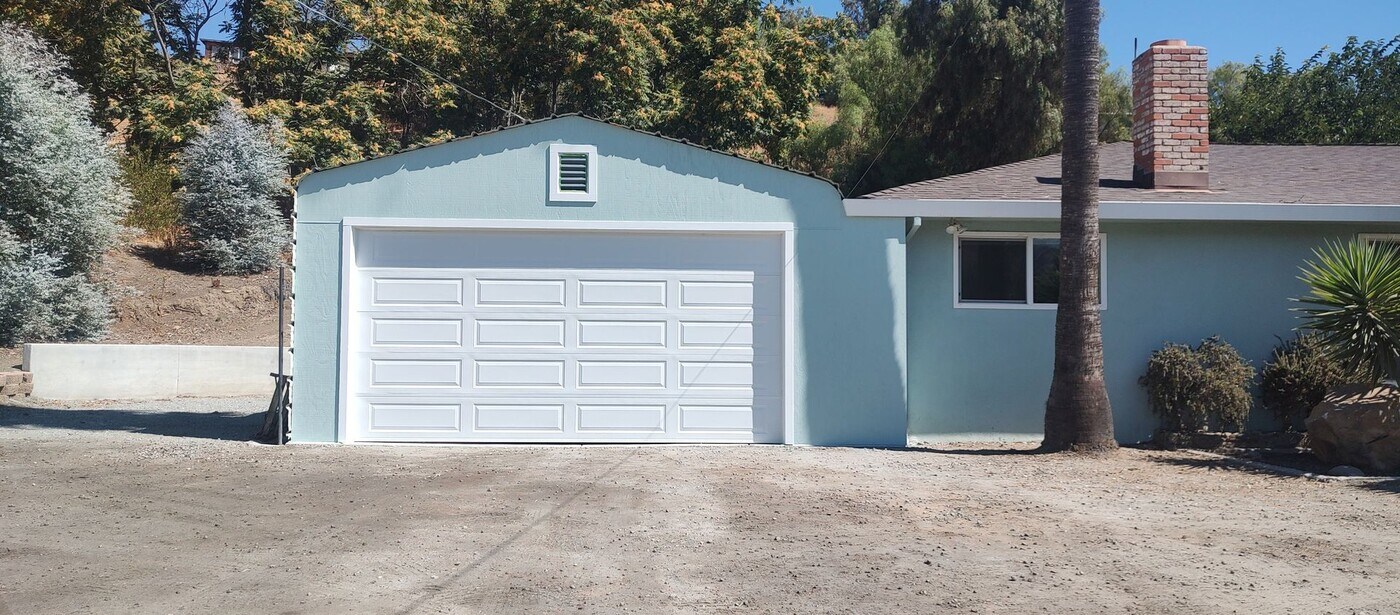 30 5th St in Tres Pinos, CA - Building Photo