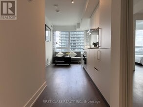 8 Wellesley St W in Toronto, ON - Building Photo - Building Photo