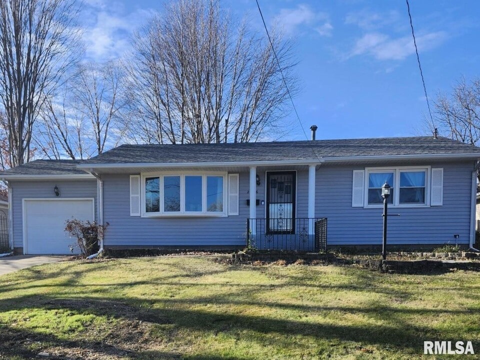 2116 32nd St in Rock Island, IL - Building Photo