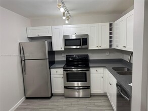 721 N Pine Island Rd in Plantation, FL - Building Photo - Building Photo