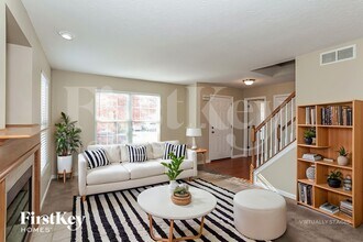 7568 Sycamore Woods Ln in Hamilton, OH - Foto de edificio - Building Photo