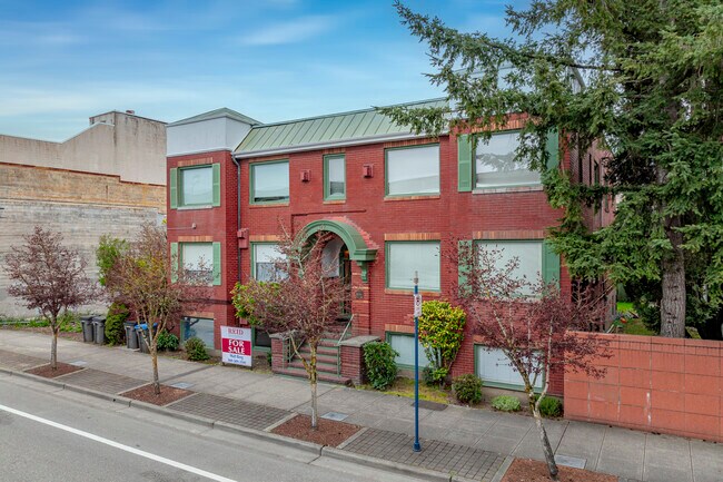 Burwell Apartments in Bremerton, WA - Building Photo - Building Photo