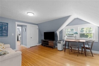 44 Bliss Mine Rd in Middletown, RI - Foto de edificio - Building Photo