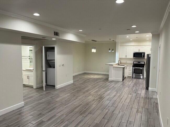 14915 Roscoe Blvd in Panorama City, CA - Foto de edificio - Building Photo
