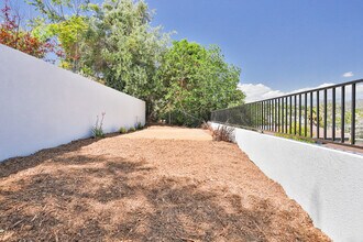 1423 El Paso Dr, Unit B in Los Angeles, CA - Foto de edificio - Building Photo