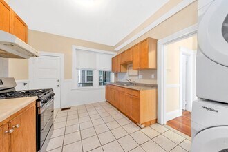 47 Brackett St, Unit 1 in Boston, MA - Foto de edificio - Building Photo