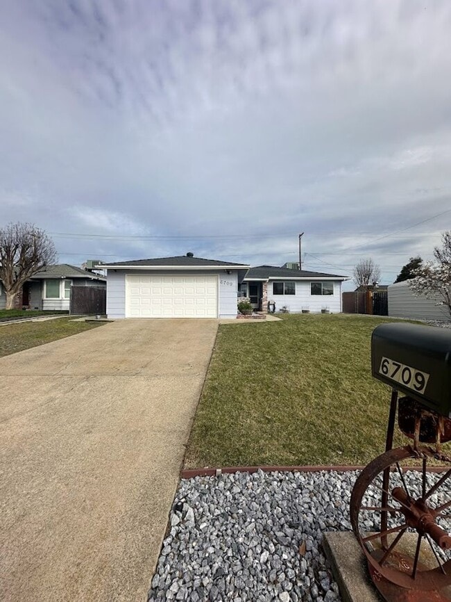 6709 El Camino Dr in Redding, CA - Building Photo - Building Photo