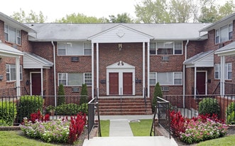 Willow Gardens in Teaneck, NJ - Building Photo