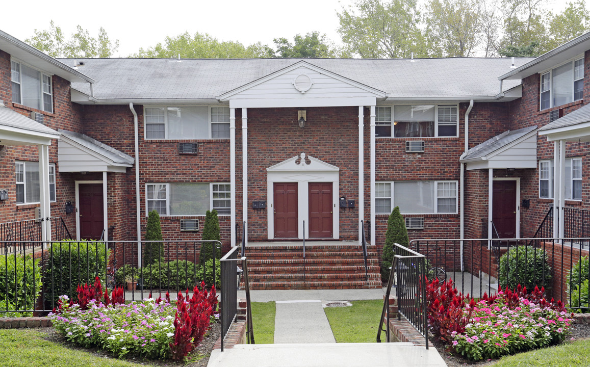 Willow Gardens in Teaneck, NJ - Foto de edificio