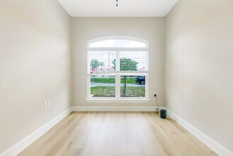 557 Valparaiso Pkwy in Valparaiso, FL - Building Photo - Building Photo