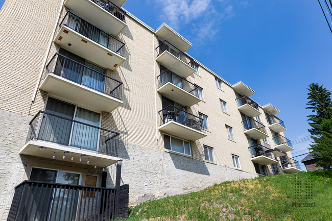 1612 Apartments in Calgary, AB - Building Photo - Building Photo