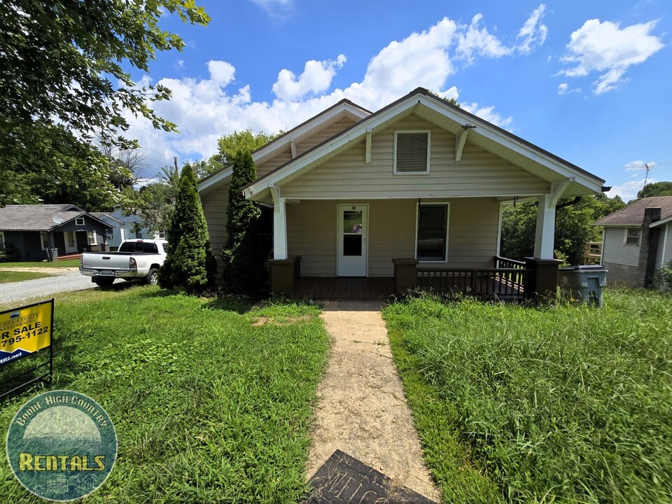 228 Brookdale Pl NW in Lenoir, NC - Building Photo