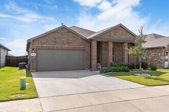 2429 Moon Rnch in Weatherford, TX - Building Photo - Building Photo