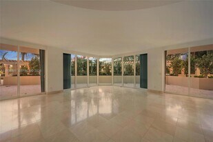 300 South Pointe Dr, Unit 303 in Miami Beach, FL - Building Photo