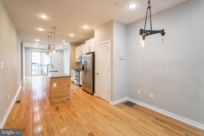 property at 2027 E Huntingdon St