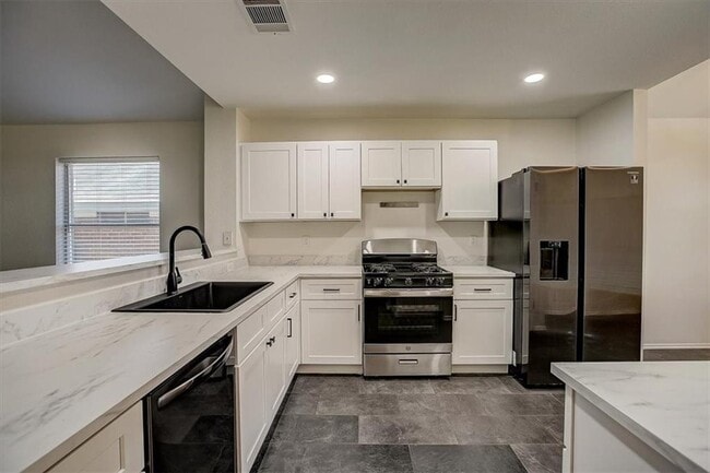 property at 2016 Ravenscroft Dr