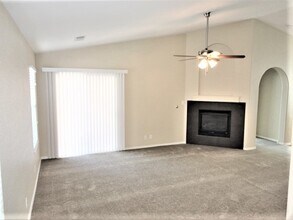 736 Autumn Meadows Dr in Rio Rancho, NM - Foto de edificio - Building Photo