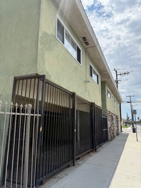 10730 S Burin Ave in Inglewood, CA - Building Photo