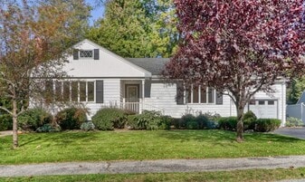 33 Hillcrest Rd in Wakefield, MA - Building Photo