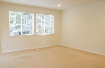 12950 NE 204th Pl in Woodinville, WA - Building Photo - Building Photo