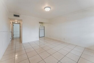 11005 SW 1st St, Unit 203 in Miami, FL - Foto de edificio - Building Photo