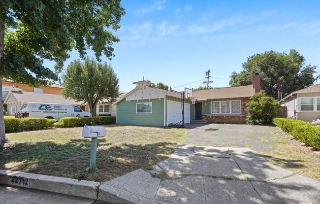 22712 Leonora Dr in Woodland Hills, CA - Foto de edificio - Building Photo