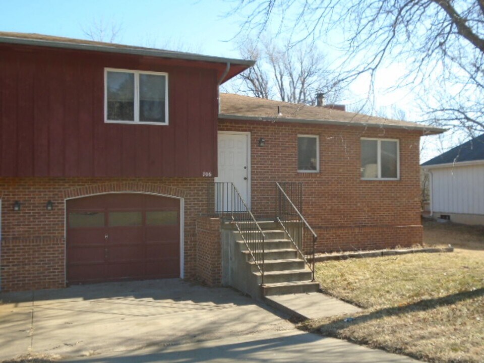 706 Ridgewood Dr in Manhattan, KS - Building Photo