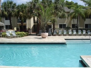 Woodsdale Oaks in Lauderdale Lakes, FL - Building Photo - Building Photo