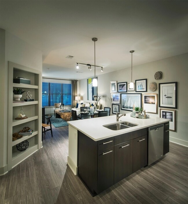 7100 Old Katy Rd in Houston, TX - Building Photo - Building Photo