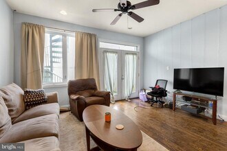 1217 Green St, Unit B in Philadelphia, PA - Building Photo - Building Photo