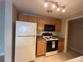 4 Crestview Cir in Londonderry, NH - Building Photo - Building Photo