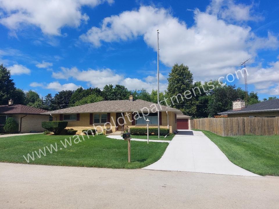 3218 Wheelock Dr in Racine, WI - Building Photo