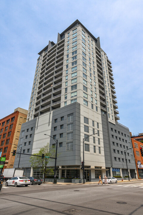 330 W Grand Ave in Chicago, IL - Building Photo