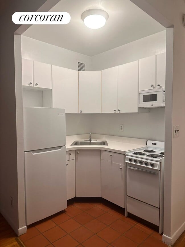 117 W 58th St in New York, NY - Building Photo - Building Photo