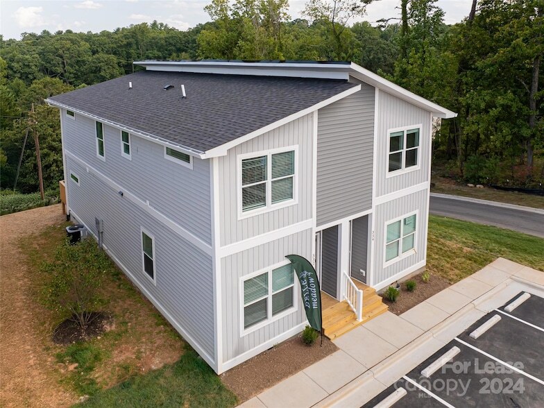 247 Cherrywood Wy, Unit 3 in Asheville, NC - Building Photo