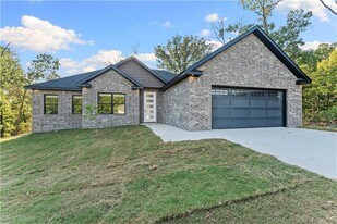 2 Kolman Ln in Bella Vista, AR - Building Photo