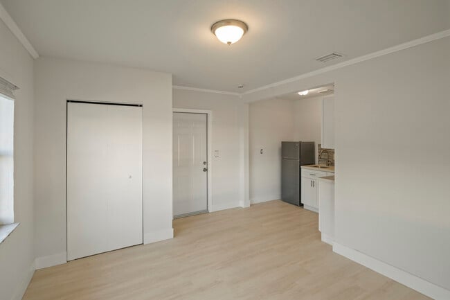 1219 NW 33rd St, Unit 2 in Miami, FL - Foto de edificio - Building Photo