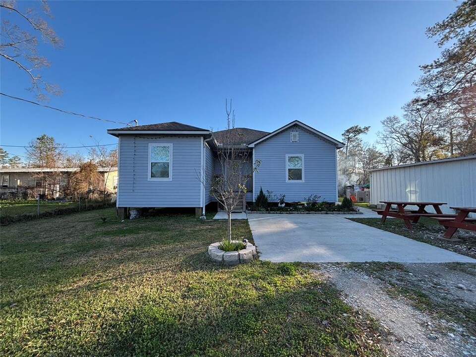 23382 E Community Dr in New Caney, TX - Building Photo