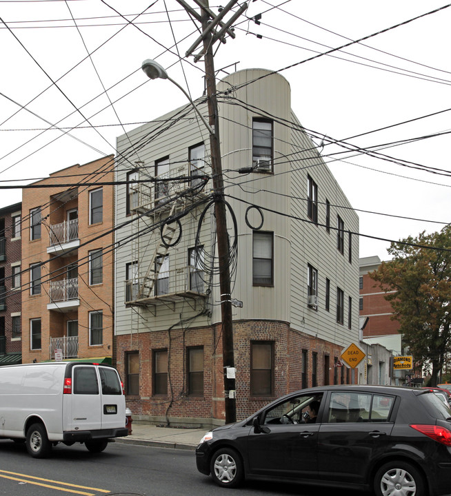 357 West Side Ave in Jersey City, NJ - Building Photo