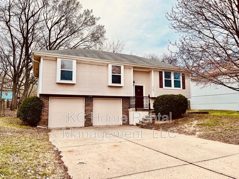 1105 NE Lindsay Ave in Lee's Summit, MO - Building Photo